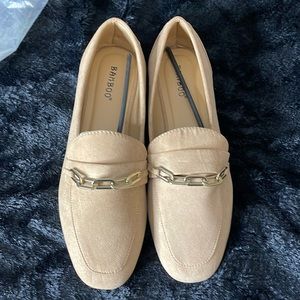 Women’s Beige US 10/EU 40 Shoe w/Gold Chain decor Flat Worn 1X Ex Condition